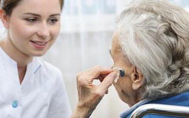 老人听力下降怎么回事?