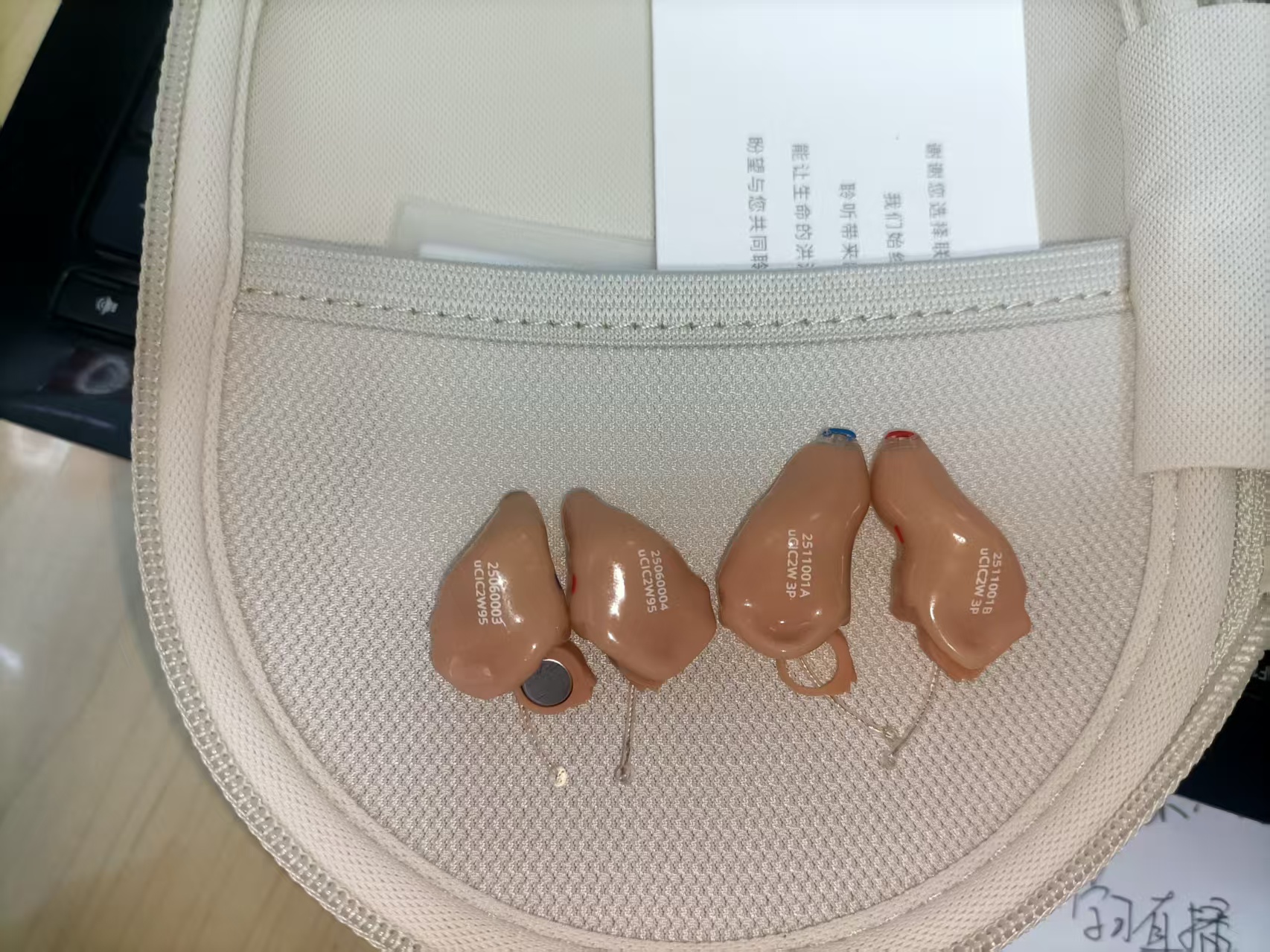 研究发现,在听力损失确诊后的前三年,佩戴助听器的成年人,出现痴呆(包括阿尔茨海默病)、焦虑、抑郁及跌倒致伤等健康问题的风险显著降低。这一发现,再次证明了选配助听器在助力听损人士身心健康方面起到的重要作用。